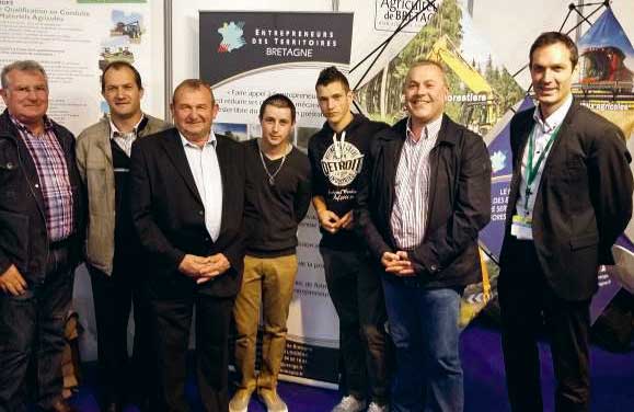 Louis Taligot (entrepreneur employeur d’un jeune en CQP), Franck Gicquiaux (responsable de la formation à la MFR de Montauban-de-Bretagne), Jean Gadby (EDT 35), Kevin Chemin et Paul Lécrivain (élèves en CQP), Pascal Pinault (MFR de Montauban-de-Bretagne), Gaël Le Métayer (directeur du Fafsea Bretagne). - Illustration La conduite d&rsquo;engins poursuit son recrutement