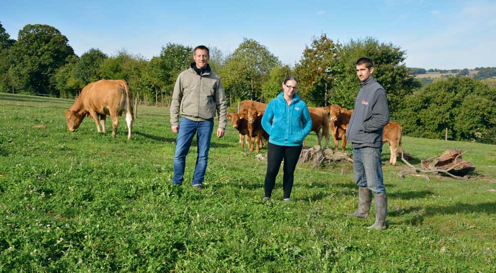 De gauche à droite : Frédéric Chapon, Sonia Prieur et Jean-Michel Prieur. - Illustration L&rsquo;autonomie prime sur le troupeau allaitant bio