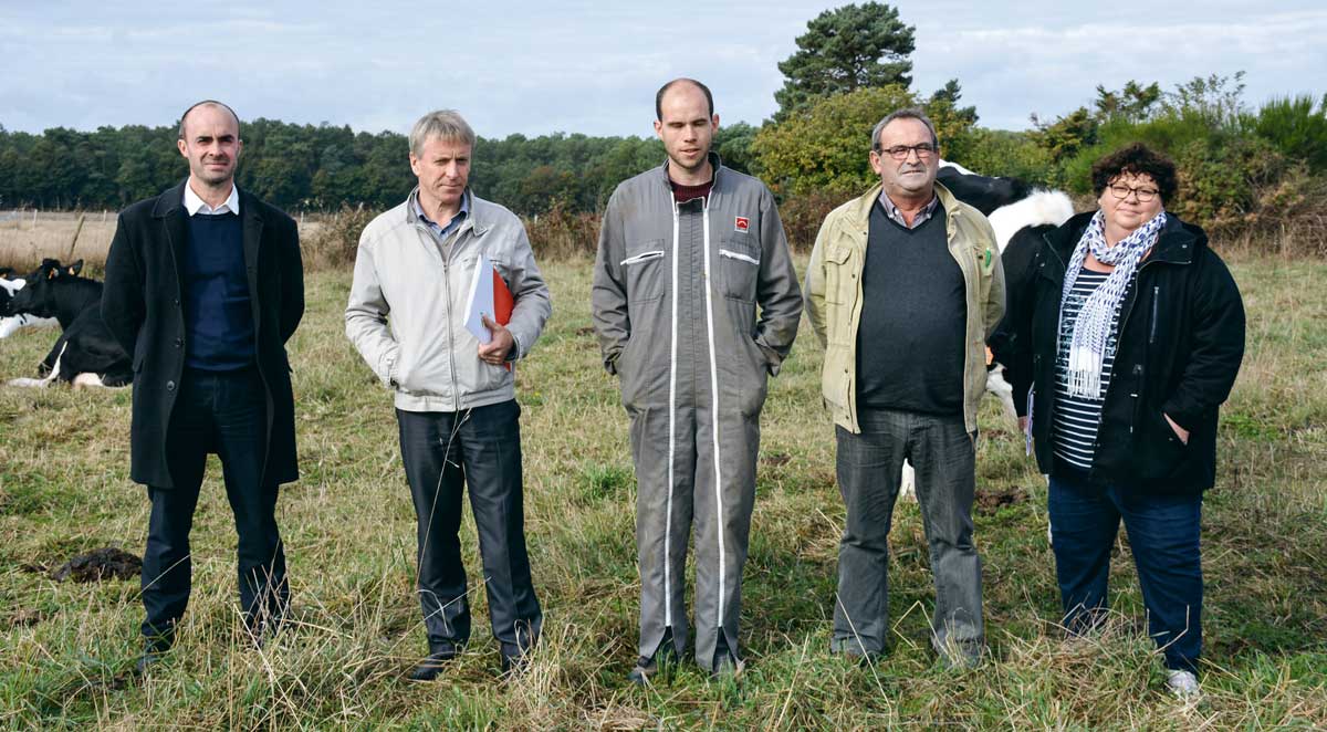 De gauche à droite : Christian Barbier, Laurent Kerlir, Alain Guihard et Geneviève Lamour, de la Chambre d'agriculture chez Marc Le Blanc (au centre), de Monteneuf. Il a réalisé un Dynavenir en 2013 qui lui a permis de réorganiser le travail sur l'exploitation, en adhérent à une Cuma intégrale et d'abandonner un projet d'étable à génisses. Des choix jugés gagnants. - Illustration Les procédures « Agridiff » s&rsquo;accumulent
