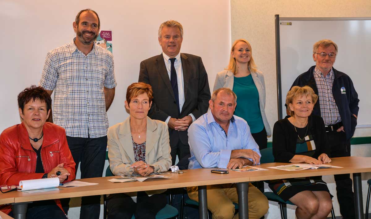 De gauche à droite : Nicole Le Peih, Gaëtan Le Seyec, Catherine Rolling, directrice adjointe du lycée du Gros Chêne, Thierry Grimaud, du Crédit agricole, Yannick Rolland, président, Océane Dewavrin de la Chambre d'agriculture, Christine Le Strat, maire de Pontivy et Jean-François Guillaume présentaient le programme la semaine dernière dans les locaux du Gros Chêne. - Illustration Plus de 25000 visiteurs attendus à Ohhh la vache