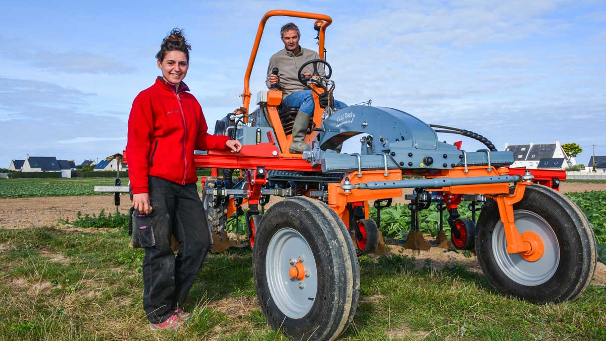 Aurore Guezenoc, stagiaire et Loïc Lyvinec maraîcher. - Illustration Cultitrack : un automoteur pour tous les binages