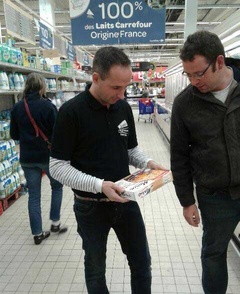 Mathieu Bourveau et Loïc Bernard, des JA 29, épluchent la composition d’un plat préparé dans les rayons du Carrefour à Quimper. - Illustration Les recettes des plats préparés épluchées