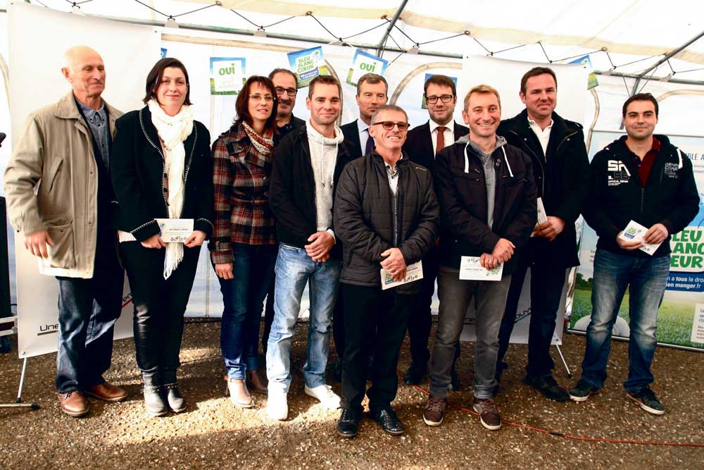 Le 5 novembre à Liffré, les cinq éleveurs ont reçu leur contribution, en présence de Loïc Chesnais-Girard, maire de Liffré, et de Christophe Mirmand, préfet de Bretagne. - Illustration CO2 et climat : Liffré récompense ses éleveurs laitiers