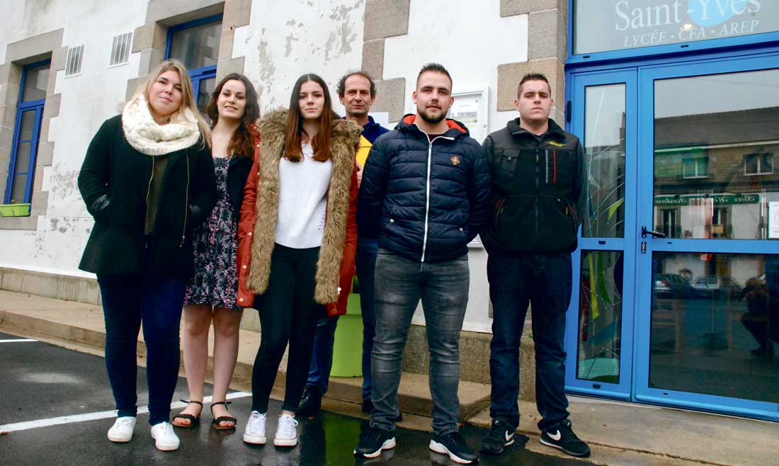 Marion, Emilie, Julie, Quentin et Vincent (accompagnés de René Briand, enseignant) affichent le même enthousiasme après leur séjour à l’étranger. - Illustration Stage à l&rsquo;étranger, un ticket pour l&rsquo;aventure