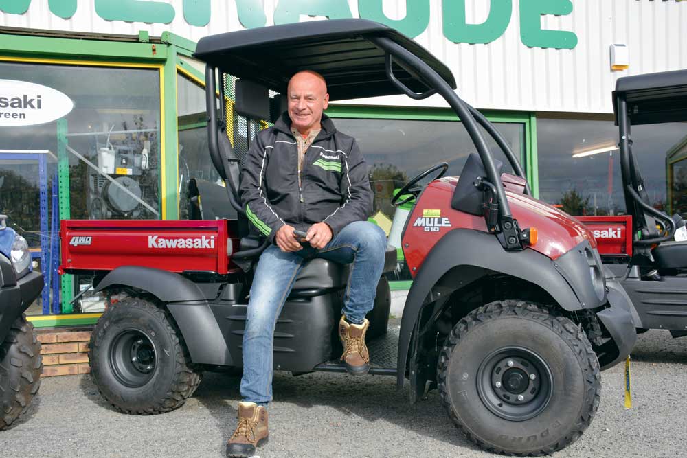 Gérard Le Branquet, commercial en matériel agricole et quad pour les établissements Agri Bannalec sur un petit transporteur à benne. - Illustration 60 % des agriculteurs équipés d’un quad