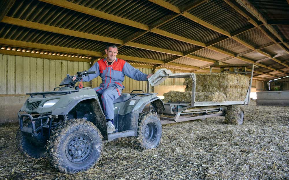 Pascal Nicolas utilise un quad Suzuki de 400 cm3 en 4 roues motrices et avec boîte de vitesses. - Illustration Une pailleuse pour quad fabrication maison