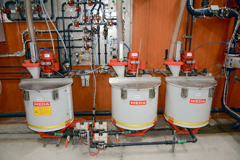 Les salles de maternité sont équipées d'un système de distribution automatique d'aliments liquides pour les porcelets. Trois aliments seront distribués en fonction de l'âge des petits : du lait chaud reconstitué, un aliment appât puis le 1er âge, dans de petites augettes fixes. L'élevage est équipé d'une fabrique d'aliment (céréales + complémentaires gestante et allaitante). - Illustration Un bâtiment porc à énergie positive à la SCEA Le Gouta