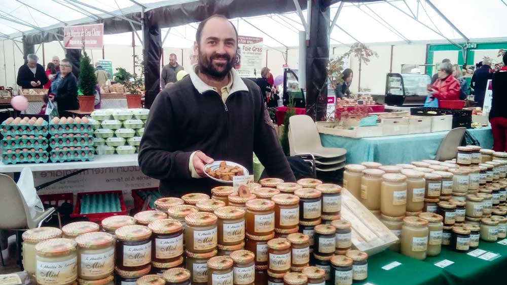 L'apiculteur vend sur les marchés ses 8 références de miel, permises grâce à la transhumance des abeilles, pour rechercher des floraisons d'espèces non disponibles en Bretagne. - Illustration Un délice de pain d&rsquo;épices