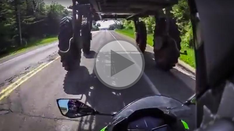 moto-sous-tracteur-danger - Illustration Avouez que c&rsquo;est tentant non ?