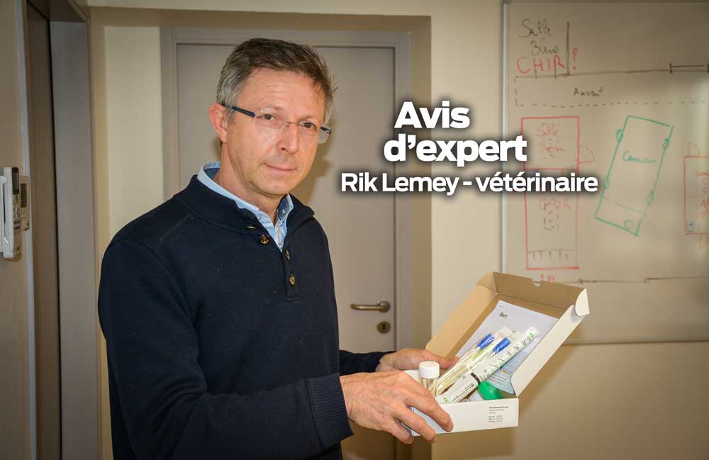 Rik Lemey, vétérinaire, présente le Smart kit qui comprend 3 pots de récolte stériles pour analyses virales, 3 écouvillons pour les analyses bactériennes et le nécessaire pour expédition. - Illustration Diarrhées néonatales du porcelet : la carte d&rsquo;identité des germes en un kit