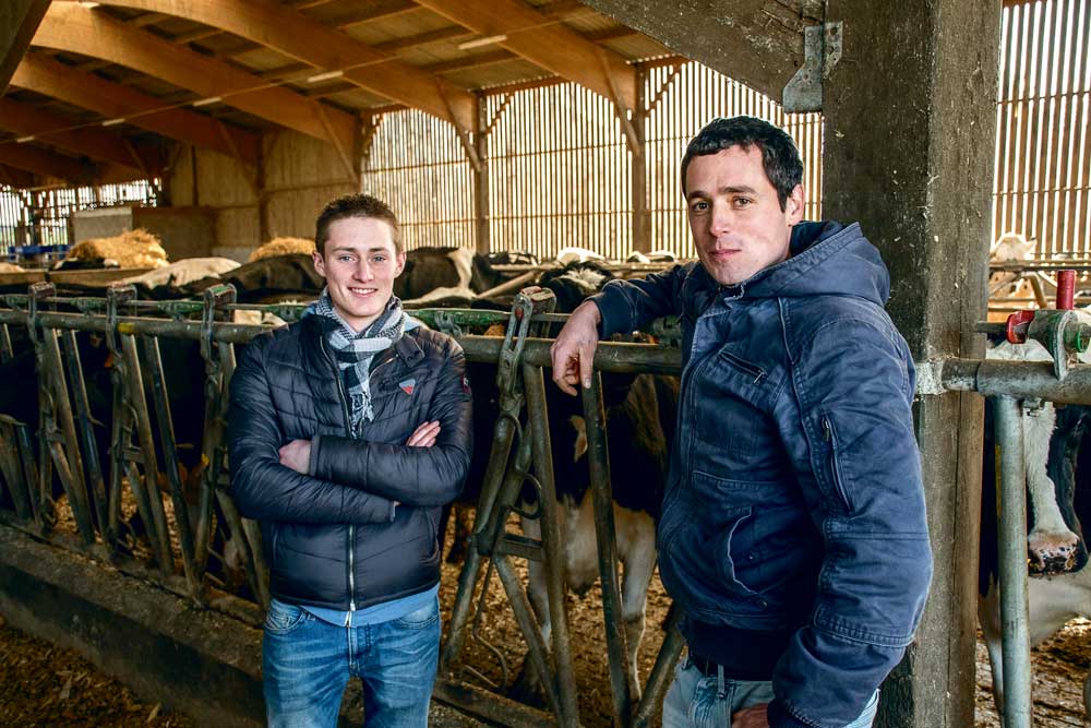 Vendredi 20 janvier, Maxime Taurin et Jonhatan Roulin ont accueilli les présidents des Chambres d’agriculture de Bretagne sur leur exploitation à l’occasion d’une conférence de presse sur la régionalisation des instances consulaires agricoles bretonnes. - Illustration La régionalisation des Chambres d&rsquo;agriculture pour mieux accompagner