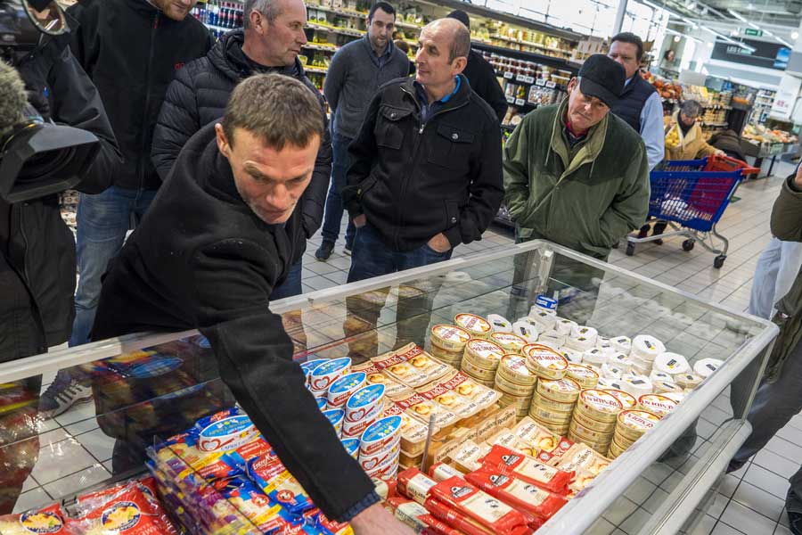 Les éleveurs contrôlent les promotions au catalogue. - Illustration Lait : Leclerc annonce des efforts à l&rsquo;intention des producteurs