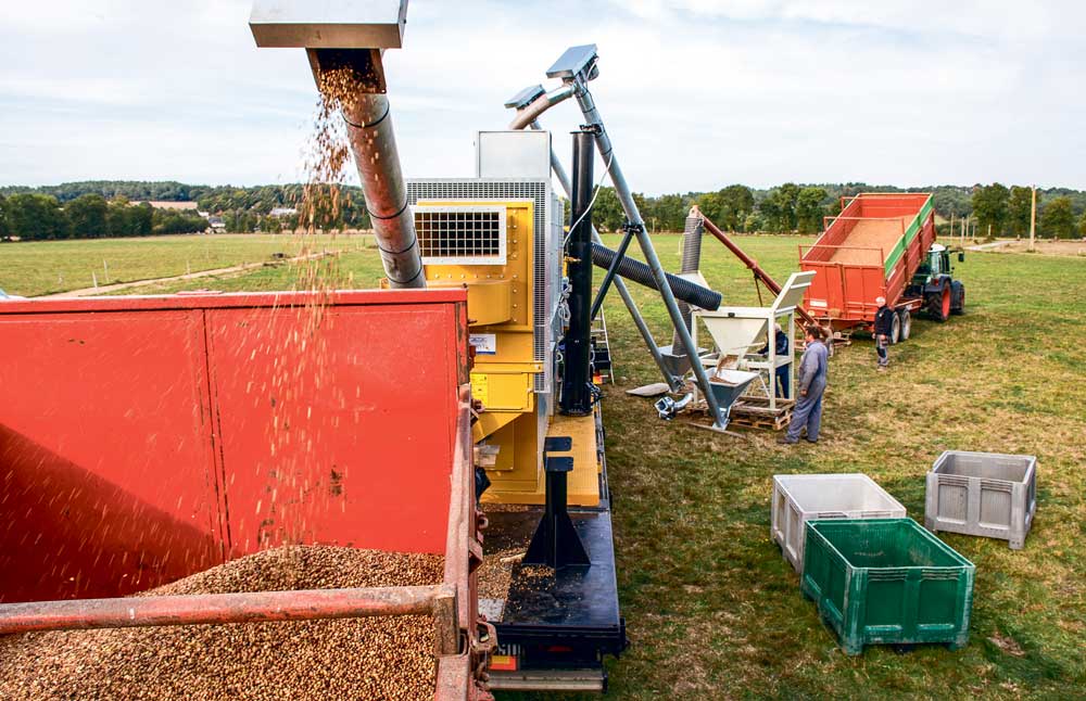 L’attelage mobile de Protéa Thermic propose une prestation de tri (séparation des graines des cultures de mélange) et de toastage à la ferme dans tout le grand Ouest. Ce grillage par voie sèche protège la fraction protéique des graines de protéagineux (ici de la féverole) améliorant ainsi la valorisation par les animaux. - Illustration Indépendance : les protéagineux se cherchent à l&rsquo;Ouest