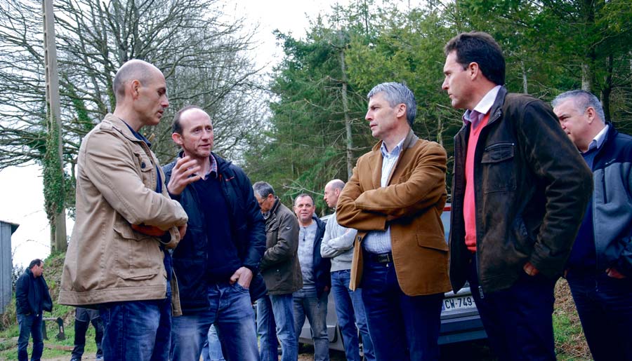 Invité par la Cuma de Scaër Ouest, Olivier Allain, vice-président de la Région Bretagne, a pu mesurer l’engagement des agriculteurs dans l’agro-écologie. - Illustration La Cuma version durable