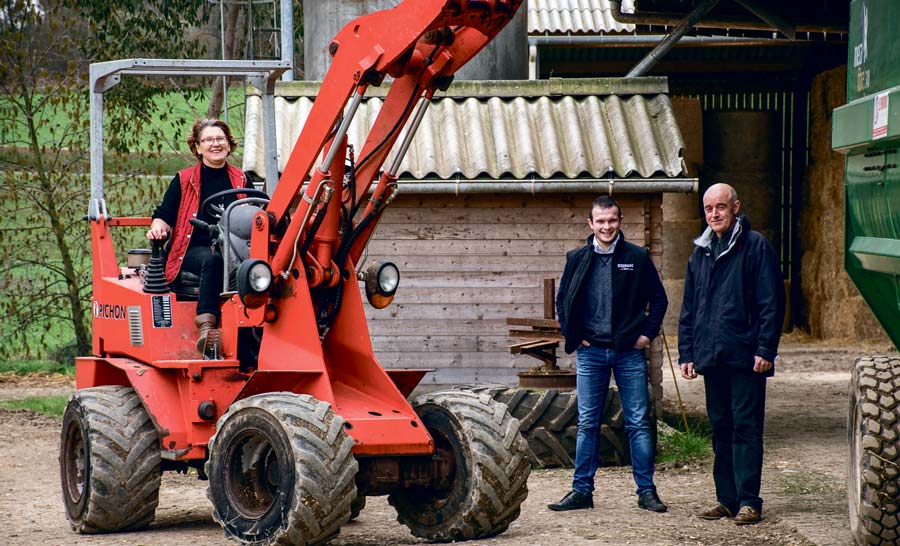 Lucienne et Alain Hercouët travaillent avec le nutritionniste Mickaël Jacq depuis quelques mois. - Illustration Les vaches ne trient plus grâce à l&rsquo;apport d&rsquo;eau dans la ration
