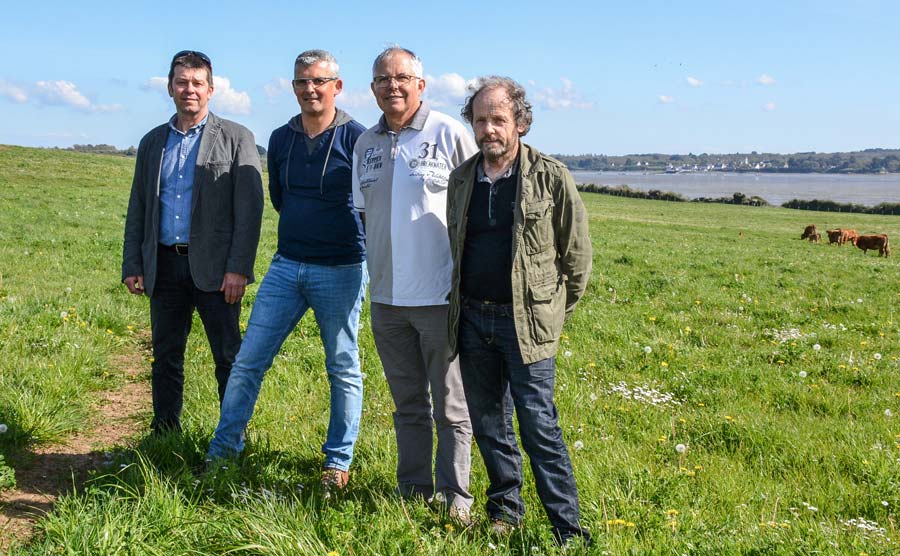Jusqu’en 2016, les postes de président et vice-président du GIE ont été occupés en alternance par Joseph Collet, éleveur à Loudéac (à droite), et Pierre Le Dru (à côté), boucher à Vannes. Aujourd’hui, Gérald Nio, boucher à Plescop, assure la présidence (2e à gauche), et Thierry Duval, éleveur à Guilliers, la vice-présidence (à gauche). - Illustration Proralim développe les circuits courts en viande bovine depuis 30 ans