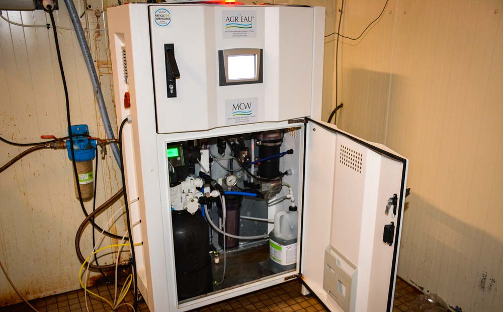 L'installation MCW Agr'eau doit comporter les éléments spécifiques au traitement (électrodes, adoucisseur, bac à saumure...) sans oublier une pompe doseuse réglable asservie à un compteur à impulsion. La production de désinfectant se fera si l'eau est préalablement débarrassée du fer et du manganèse, si la dureté n'est pas trop élevée. - Illustration L&rsquo;eau des pondeuses débarrassée des colibacilles
