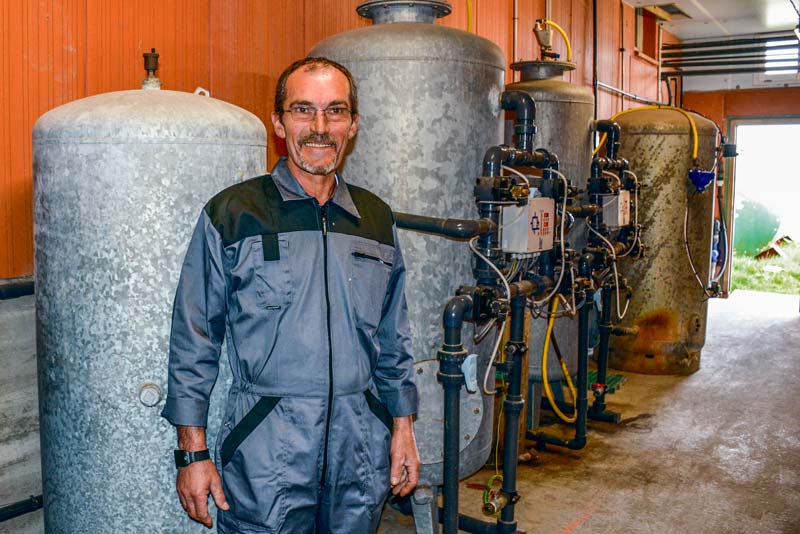 Michel Gaubert, un des 5 associés de la maternité collective SCEA de Pornabat, à Saint-Martin-des-Prés (22), dans la salle de traitement de l’eau. - Illustration La chloration de l&rsquo;eau, assurance pour éviter les dérapages