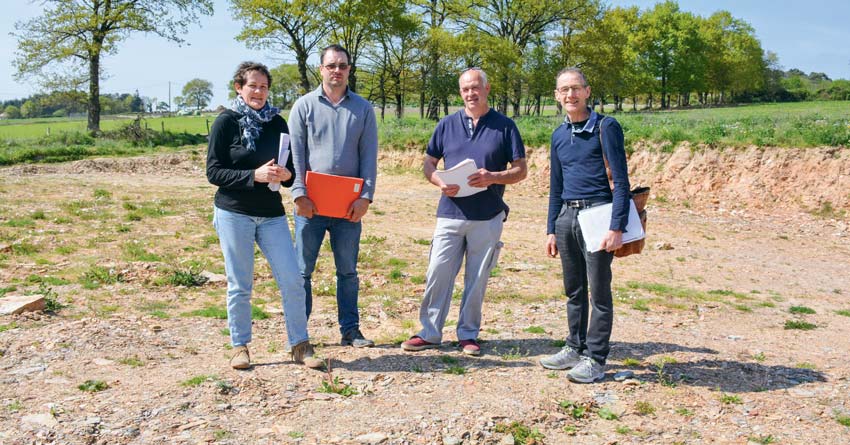 De g. à dr. : Isabelle Hascoët (Chambre d’agriculture), Gildas Denis, Luc Hamon et Pascal Chaussec - Illustration Photovoltaïque : Vigilance sur les bâtiments « gratuits »