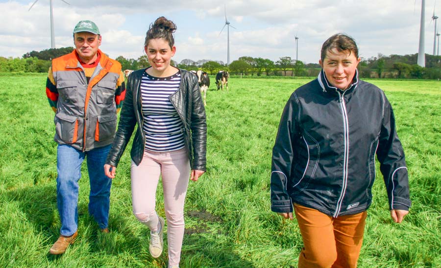 André, Isabelle Ganne et leur fille Éloïse, en formation agricole, font évoluer leur système fourrager de l’exploitation familiale vers un système herbager. - Illustration « Cette année, on a gagné  un mois de pâturage »