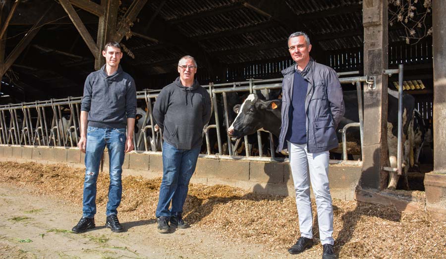 Alexis et Loïc Jouan, 2 des 3 associés du Gaec accompagnés d’Éric Lecoq, directeur France de Biolectric. - Illustration Micro-méthanisation : 20 projets à l&rsquo;étude en Bretagne
