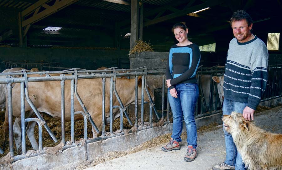 Noalig Le Goulven, technico-commerciale Triskalia, aux côtés de Daniel Le Corre, éleveur. - Illustration Viande bovine : une qualité d&rsquo;alimentation pour répondre au « Label Rouge »