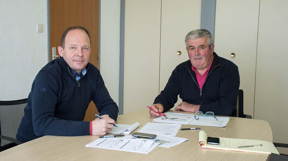 Alors que la crise laitière perdure et que le printemps tend les trésoreries pour les avances en terre, Benoît Roncin et Yvon Boutier ont tenu à rappeler la présence de la cellule de veille sociale à disposition des agriculteurs et de leurs partenaires. - Illustration « Dans cette crise, la veille sociale est l&rsquo;affaire de tous »