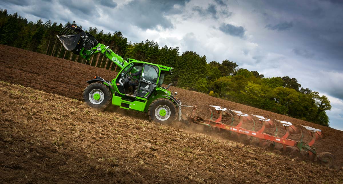 telesco-merlo-multifarmer-40-9-charrue - Illustration Un télescopique puissant à l&rsquo;aise sur l&rsquo;élevage et au champ