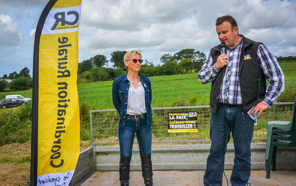 Véronique Le Floc’h et Bruno Demeuré demandent un paiement de la tonne de lait qui prend en compte les coûts de production et les coûts de main-d’œuvre. - Illustration 450€/1000L pour payer le travail de l&rsquo;éleveur
