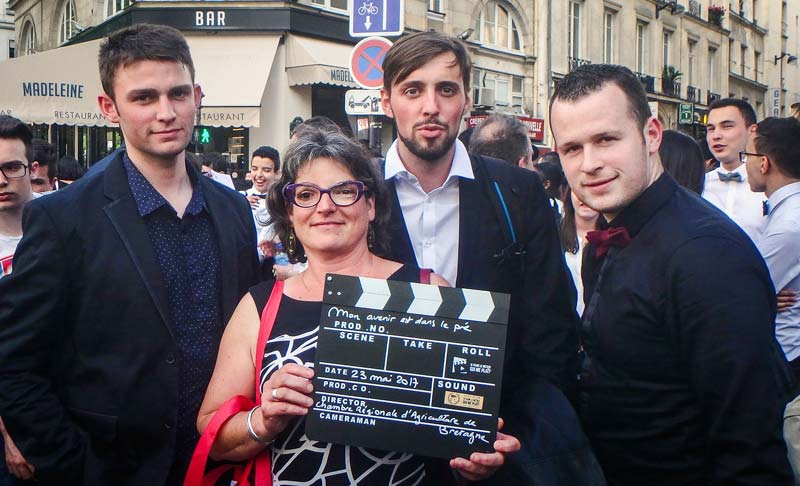 Groupe-avec-clap - Illustration Clap d&rsquo;Or pour les Licence Pro Agrimanager, sur fond de tapis rouge…
