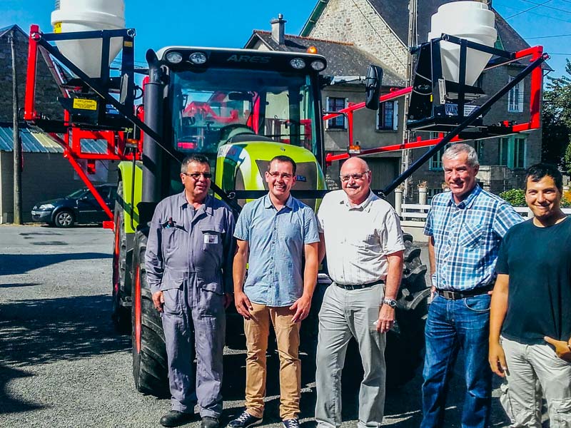 Didier et Yves-Marie Devrand (Ets Devrand), Michel Raffray (président du Syndicat mixte Arguenon-Penthièvre), Alain Tiengou (vice-président de la Chambre d'agriculture), David Bouvier (conseiller agronomie). - Illustration Le Syndicat des eaux finance un semoir expérimental