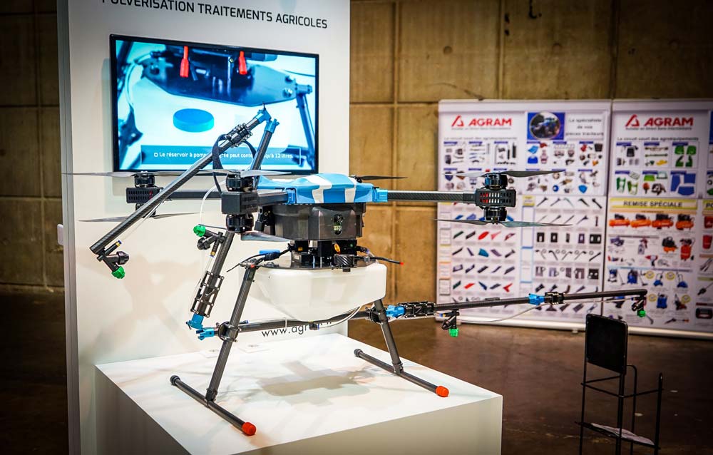 L’aéronef repliable de DroneVolt, commercialisé par Agram. L’Hercules 20 et ses 3 m d’envergure peuvent transporter 12 litres de liquide et traiter une surface proche de 2 ha en 10 min. - Illustration L’épandage par drones pourra être expérimenté
