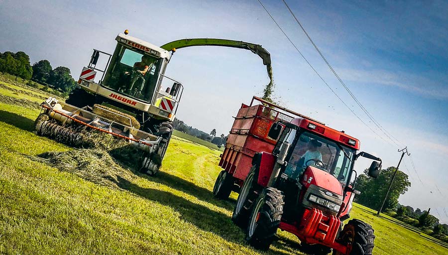 ensilage-herbe-ligne-electrique - Illustration Attention aux lignes électriques aériennes à l&rsquo;ensilage