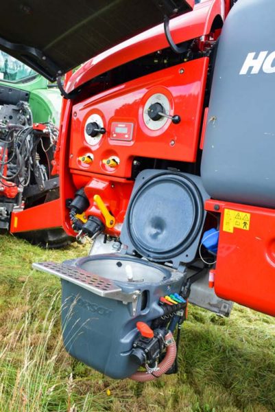 Le panneau de mise en œuvre peut être équipé de vannes mécaniques ou motorisées. Dans les deux cas, le rinçage se fait automatiquement en restant dans la cabine du tracteur. Une cuve d’eau claire de 500 L est embarquée.