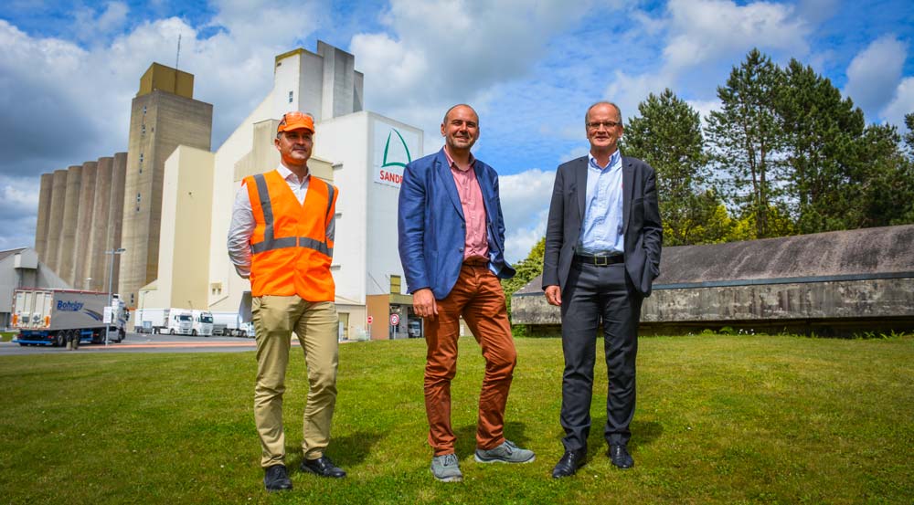 Thierry Le Sausse directeur industriel ; Hugues Mongé, directeur de Sanders Bretagne et Bernard Mahé, directeur général nutrition animale du groupe avril devant l’usine d’aliment de Saint-Gérand (56) - Illustration Les usines d’aliment se modernisent