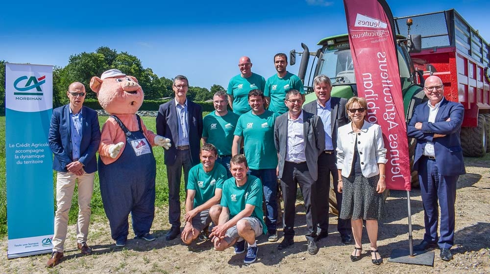 Les Jeunes Agriculteurs (en vert) : Cédrick Le Badezet, Clément Le Turnier, Thomas Guégan, Gurvan Le Guehennec, Frédéric Stephan, Nicolas Chevalier, avec des élus locaux. - Illustration Fête de l&rsquo;agriculture : pour le Morbihan, RDV à Neulliac