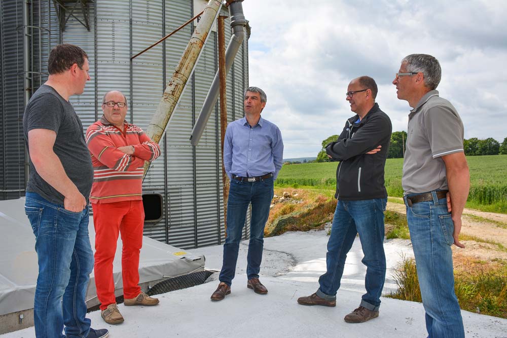 De gauche à droite : Gwenaël Le Palud, Loïc Le Dortze (matériel élevage), Olivier Allain (vice-président de la Région), Joël Le Borgne (Vitalac) et Jean-Paul Josso (Maçonnerie du Loch) devant la nouvelle fosse de réception qui a bénéficié des aides PCAEA. - Illustration Porc : un silo tour pour l&rsquo;autonomie