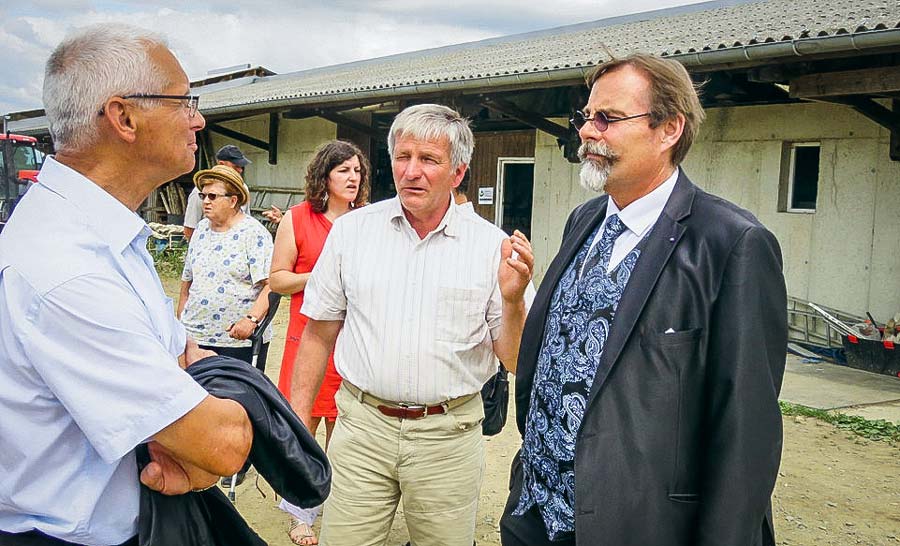 De gauche à droite : Roland Bouvet, maire de Combourtillé, Didier Georgeault et le sous préfet. - Illustration La Conf&rsquo; rencontre le nouveau sous-préfet de Fougères-Vitré