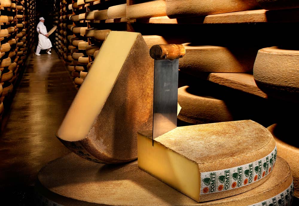 Cette cave d’affinage contient 100 000 meules de comté. - Illustration Cave d’affinage Marcel Petite, une forteresse de Comté