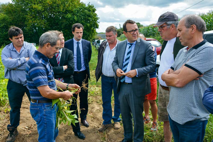 Le préfet Yves Le Breton est venu à la rencontre des producteurs de coco la semaine dernière. - Illustration Coco de Paimpol  : « Nous ne sommes pas les bandits du coin »