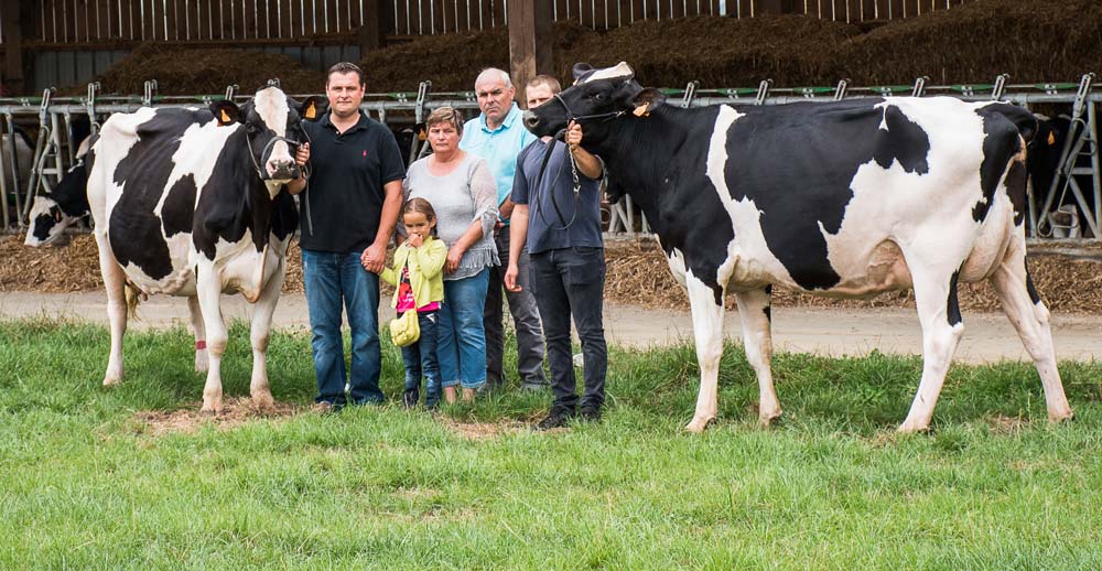 Avec Fraise et Jistelle, sélectionnées pour le Space, Anthony Pellerin, sa fille Margot, ses parents Isabelle et Marcel, accompagnés de Julien Gastebois qui s’occupe de la préparation des vaches. - Illustration Prim&rsquo;Holstein : L’excellente Fraise comme cerise sur le gâteau
