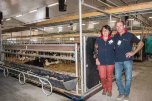 Mireille et Christian Fromont dans la salle de 400 places de veaux inaugurée l’année dernière.