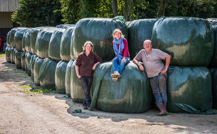Anne et Michel Gourvil, accompagné d’Ève Gentil (Cédapa), ont misé sur l’enrubannage il y a quelques années pour assurer des stocks d’herbe de qualité. - Illustration Inconditionnels de l&rsquo;enrubannage