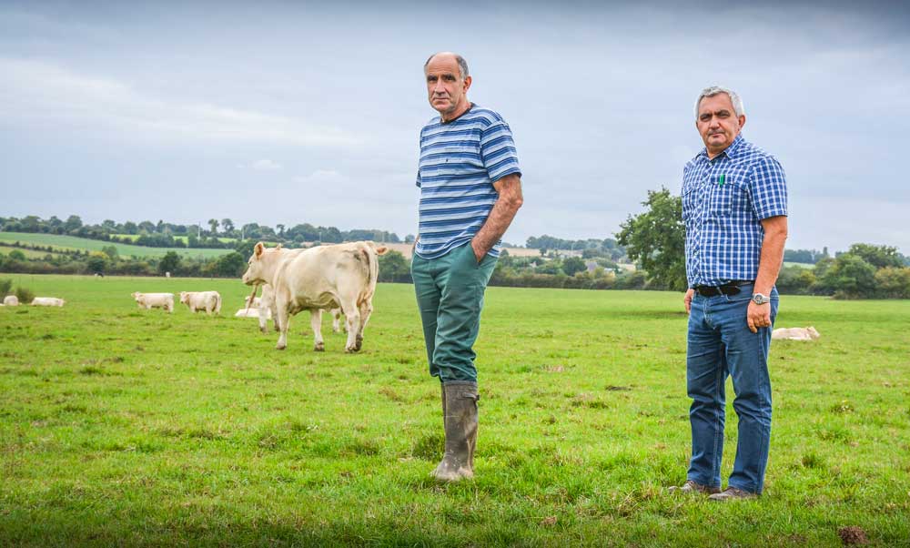 Claude Pecot, et Jean-Paul Hay (à droite), technicien Ter’elevage. - Illustration Un parcellaire 100% herbe pour les Charolaises