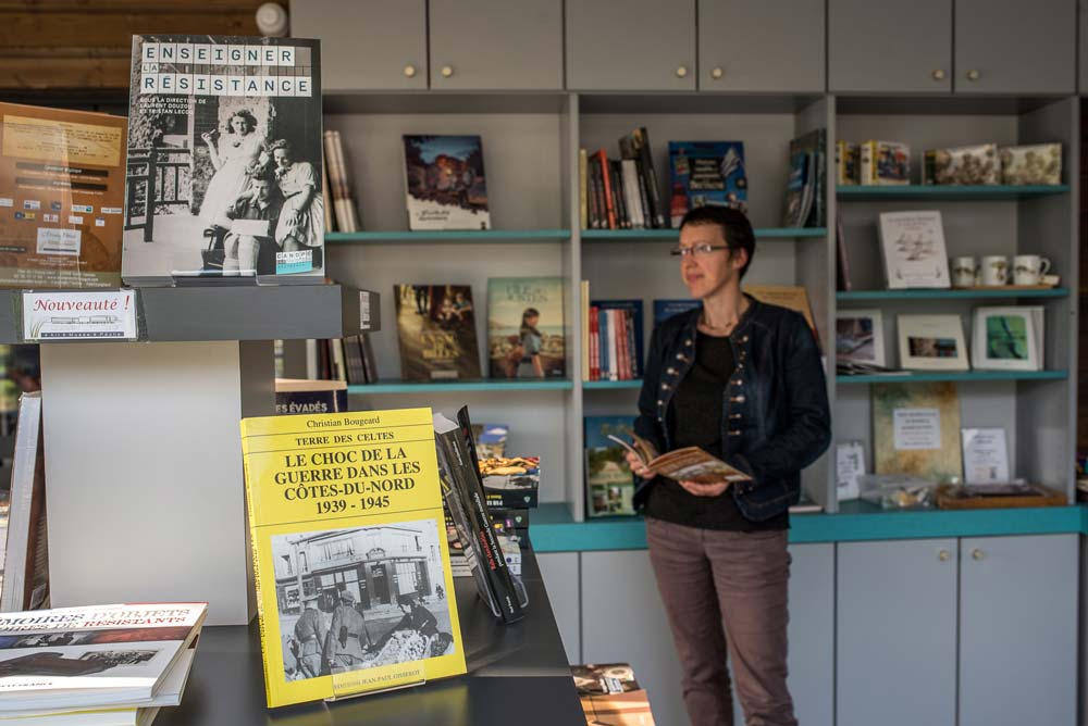 À Saint-Connan, le musée propose aussi une librairie spécialisée rassemblant divers ouvrages traitant de la résistance, de la vie en temps de guerre… - Illustration Prisonniers de guerre