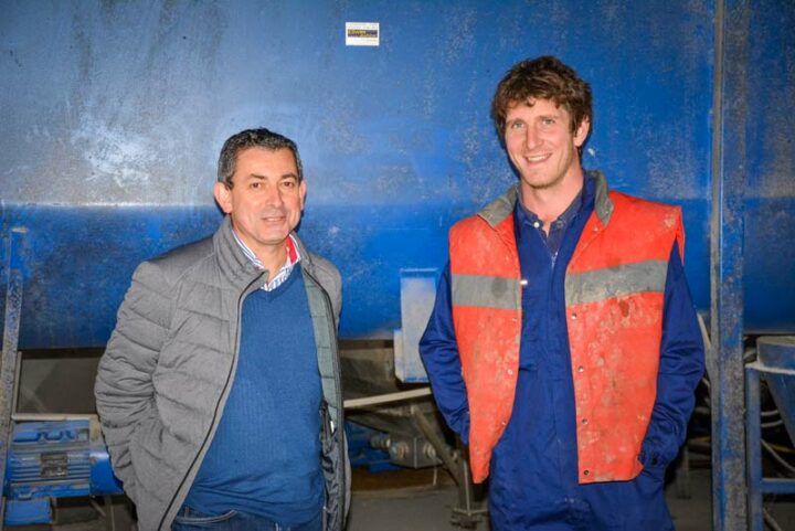Thierry Pichard, responsable du service Innofaf, chez Daucy et Corentin Nevannen, éleveur, associé à son père François.