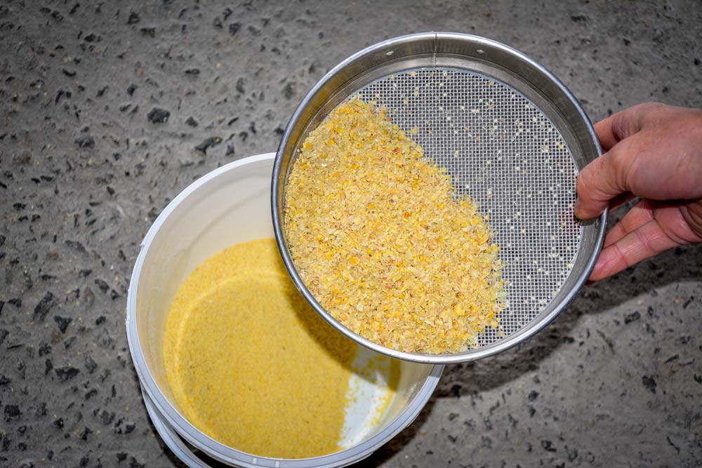 500 g de mouture de maïs passée au tamis. 140 g de particules grossières dans le tamis, soit 28 %. Une bonne qualité que l'œil, seul, ne peut apprécier. - Illustration La qualité de la mouture pèse sur l&rsquo;indice