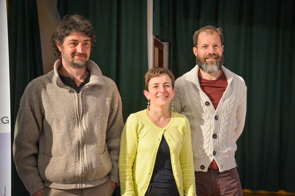 Fabien Tigeot, à droite, et David Hervé, respectivement président et vice-président du groupement des agriculteurs biologiques du Morbihan, avec Sophie Milhem, coordinatrice, avant l'assemblée générale, mardi dernier. - Illustration La bio, très courtisée