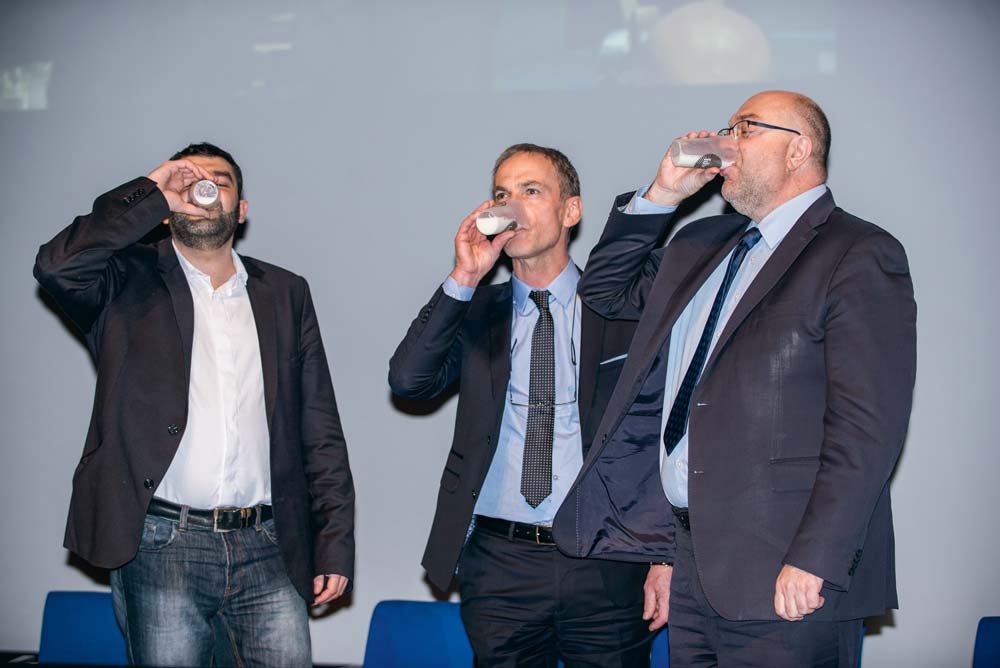 Jérémy Decercle (Jeunes Agriculteurs), Thierry Roquefeuil (FNPL) et Stéphane Travert, ministre de l’Agriculture, dégustent symboliquement un verre de lait. - Illustration Le Ministre goûte au lait de la FNPL
