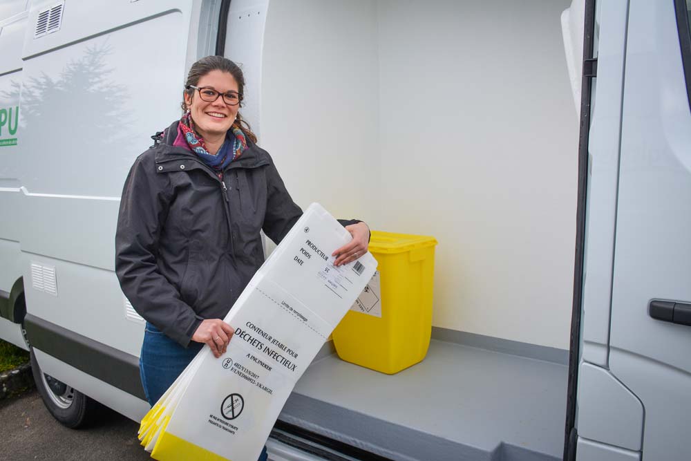 Charline Leroy, responsable commerciale, devant l'un des camions dédié au service nommé Pure Logistique. Un box isolé permet le stockage des cartons propres. Le reste du véhicule est réservé aux cartons pleins. - Illustration Insémination artificielle porcine : une solution pour les sondes usagées